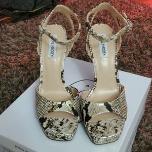 Steve Madden LUV heeled sandals Size10